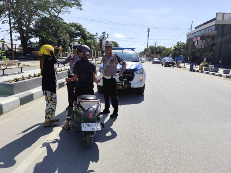 Fix Menjadi Jalur Satu Arah di Kawasan MTQ Kendari, Sat PJR Ditlantas Polda Sultra Laksanakan Sosialisasi