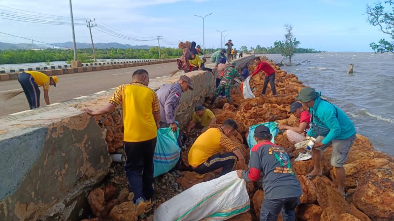 Aksi Cepat Polres Kolaka Gelar Baksos Bersihkan Pantai