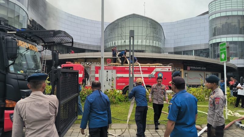 Dua Unit Armoured Water Cannon Brimob Sultra Dikerahkan Bantu Padamkan Api di The Park Kendari