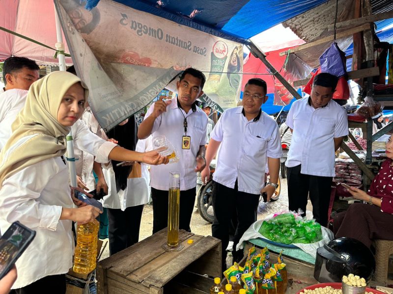 Pastikan Takaran Minyakita Sesuai Label, Disperindag dan Satgas Pangan Polda Sultra Lakukan Sidak di Sejumlah Pasar di Kendari