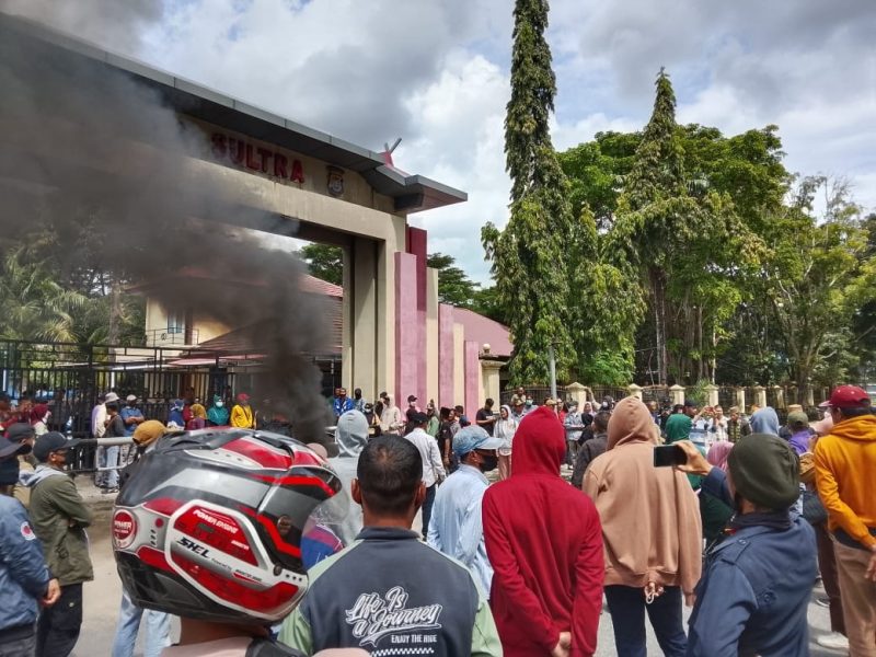 KOMPAK Kepung Polda Sultra Buntut Penyerobotan Lahan Warga  Oleh Pihak PT Marketindo Selaras di Konsel 