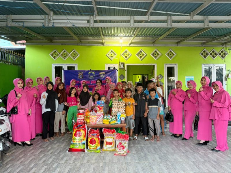 Personel dan Bhayangkari Ditbinmas Polda Sultra Gelar Bakti Sosial di Dua Panti Asuhan di Kendari