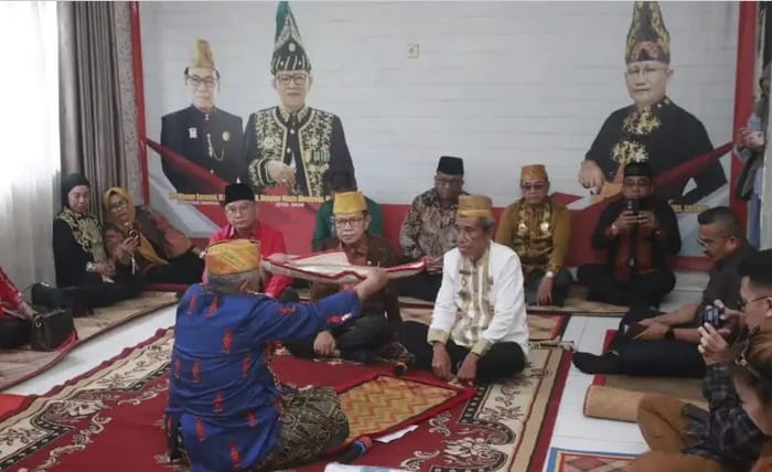 Menelisik Prosesi Mosehe Peohala Owose, Denda Pelanggaran Adat Tolaki Yang Diberikan Kepada KPU Sultra